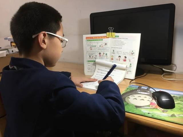 桥西教育疫情防控之东风西路小学东风云课堂英语书写不放松四线三格显